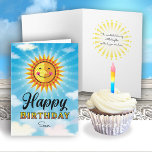 Son Birthday Gult Smiling Sol Card Kort<br><div class="desc">Få din son att känna sig speciell på sin födelsedag genom att skicka henne den här trevliga leende dekorativa Gulten och orange sol som flyter i blå himmel med moln. Inuti texten står det: "sol började skaka lite ljusare den dag du föddes."</div>