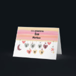 Son Birthday Hearts Måne Stars Kort<br><div class="desc">Eftersom er son markerar ett annat år av livets resa, fungerar detta kort som en varm påminnelse om kärlek och stöd som omger honom. Oavsett om han når stjärnorna eller finner komfort i familjens omfamning, ger personligen hälsning varmt önskemål för en födelsedag fylld med glädje, skratt och omhuldade stunder, som...</div>