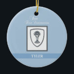 Son, första kommunfullmäktige Silver Chalice Julgransprydnad Keramik<br><div class="desc">Önska lycka och gratulera er son till hans första kommission. Den här blå gåvan,  souvenir och presenten som skildrar en Silver Chalice kommer säkert att få honom att passa på tillfället.</div>