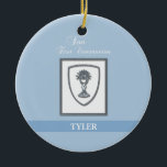 Son, första kommunfullmäktige Silver Chalice Julgransprydnad Keramik<br><div class="desc">Önska lycka och gratulera er son till hans första kommission. Den här blå gåvan,  souvenir och presenten som skildrar en Silver Chalice kommer säkert att få honom att passa på tillfället.</div>