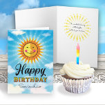 Son i Law Birthday Gult Smiling Sol Card Kort<br><div class="desc">Få din svärson att känna sig speciell på sin födelsedag genom att skicka henne den här trevliga leende dekorativa Gulten och orange sol som flyter i blå himmel med moln. Inuti texten står det: "sol började skaka lite ljusare den dag du föddes."</div>