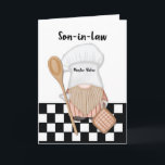 Son i Law Birthday Whimsical Gnome Baker Baking Kort<br><div class="desc">På framsidan av födelsedagskortet för din svärson visas en jovial gnom med ett magnifikt, bushyskskägg, klädd i en sjudande kock med hatt och apron. Gomen sitter bara på en träsked i ena handen och håller en krukhållare i den andra. Kortet ger en varm och inbjudande atmosfär och fångar det centrala...</div>