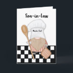 Son i Law Birthday Whimsical Gnome Chef Cooking Kort<br><div class="desc">Vi presenterar vårt härliga födelsedagskort designat för att hedra matmaestro i ditt liv! Det här charmeringskortet har en vismisk gnom som donerar en kockhatt, komplett med ett bushskskägg, som står på ett klassiskt svart och vitt kök golv. Med en träsked i ena handen och en burk i den andra är...</div>