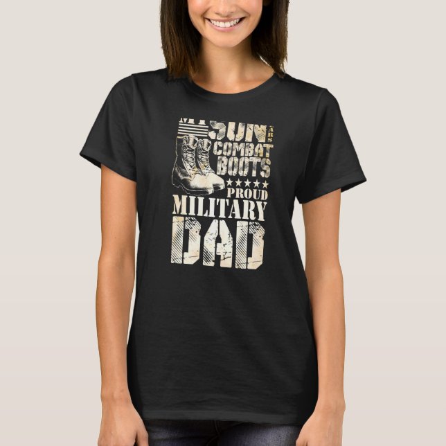 Son Wears Combat Boots militära Pappa Famil T Shirt (Framsida)