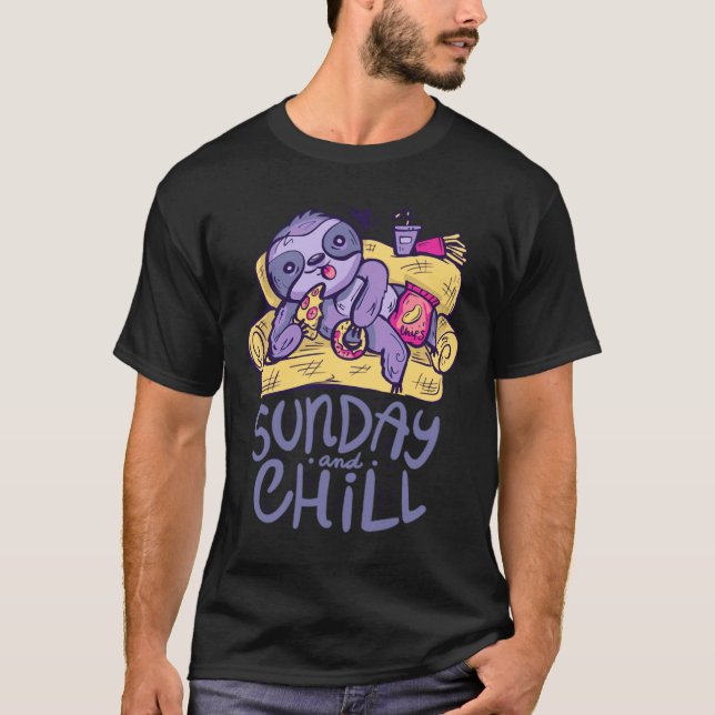 Söndag och Chill Funny Lila Sloth T Shirt (Framsida)