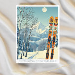 Söndag River Maine-skidorten Postcard Vykort<br><div class="desc">Hej från Söndag flodens snöberg,  Maine! Vi hoppas att du har en underbar skidsemester. Detta vykort har ett fantastiskt blått grått-bergslandskap med retro-skidbrädor i ett orange-stam mönster. Alla textfraser kan anpassas till kostym!</div>