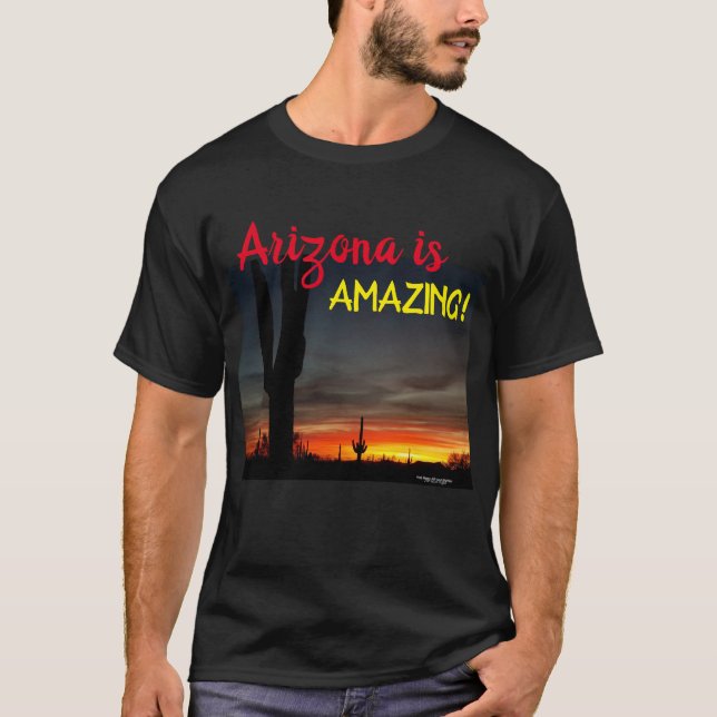 Sonoran ökensolnedgång Arizona med saguarokaktusen T Shirt (Framsida)