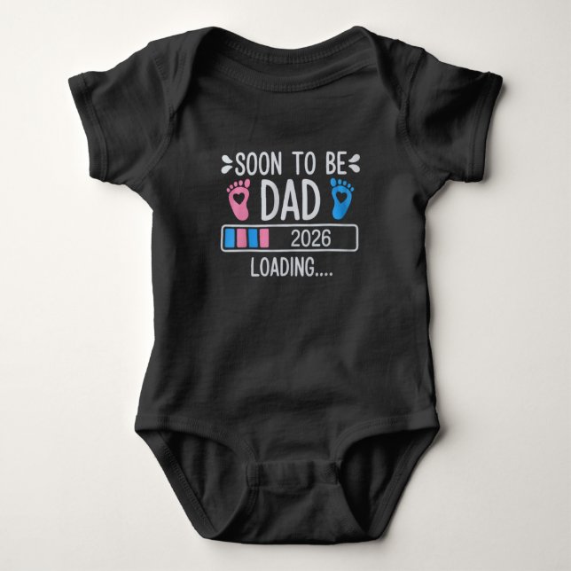 Soon to Be Dad 2026 Loading Pregnancy Announcement T Shirt (Framsida)