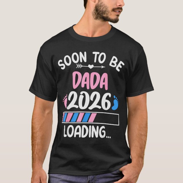 Soon To Be Dada 2026 Promoted To Dada Est 2026  T Shirt (Framsida)