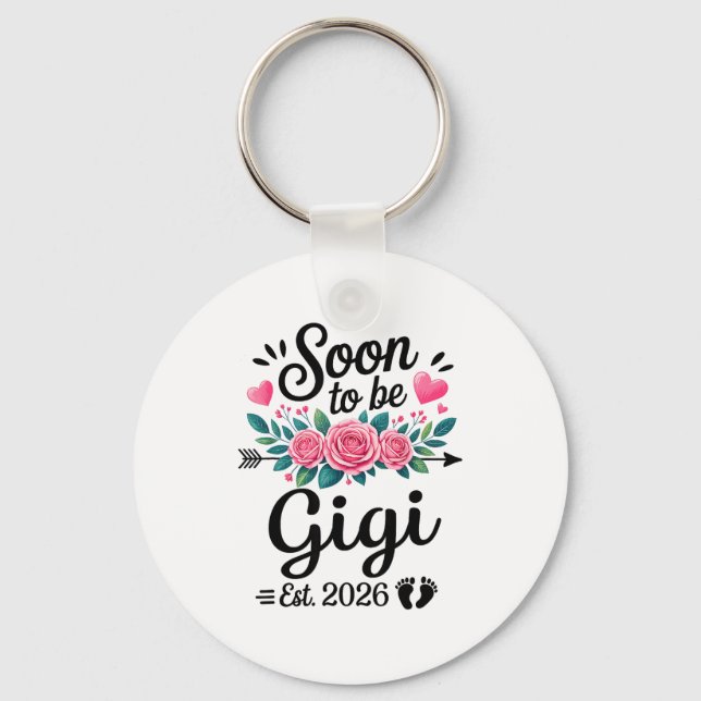 Soon To Be Gigi 2026 Announcement Promoted To Gigi Nyckelring (Framsida)