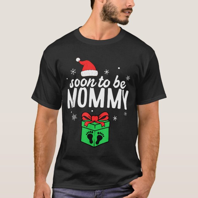 Soon To Be Mommy Christmas Funny Pregnancy Announc T Shirt (Framsida)