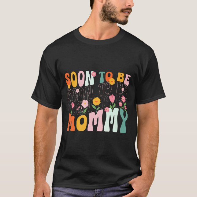 Soon To Be Mommy Est 2025 New Mom Pregnancy Announ T Shirt (Framsida)
