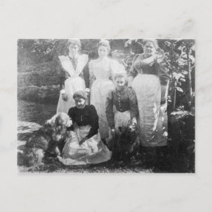 Sophia Farrell and maids, 1899 Vykort