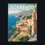 Sorrento Italien Travel Art-Vintage Vykort<br><div class="desc">Sorrento retro-vektorns resedesign. Perched atop-klippor som skiljer staden från dess upptagna marinor,  den är känd för svepande vatten-vyer och Piazza Tasso,  en cafe-klädd kvadrat.</div>