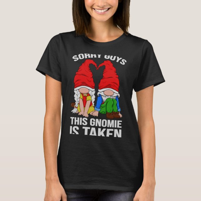 Sorry Guys This Gnomie Is Taken Valentines Day Gno T Shirt (Framsida)