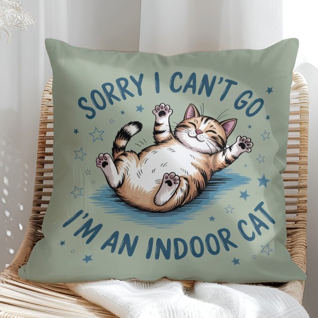 "Sorry I Can't Go, I'm an Indoor Cat" Funny Kudde ("Sorry I Can't Go, I'm an Indoor Cat" Funny Throw Pillow in a sunny boho rattan chair)