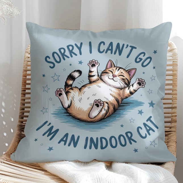 "Sorry I Can't Go, I'm an Indoor Cat" Funny Kudde ("Sorry I Can't Go, I'm an Indoor Cat" Funny Throw Pillow in a sunny boho rattan chair.)