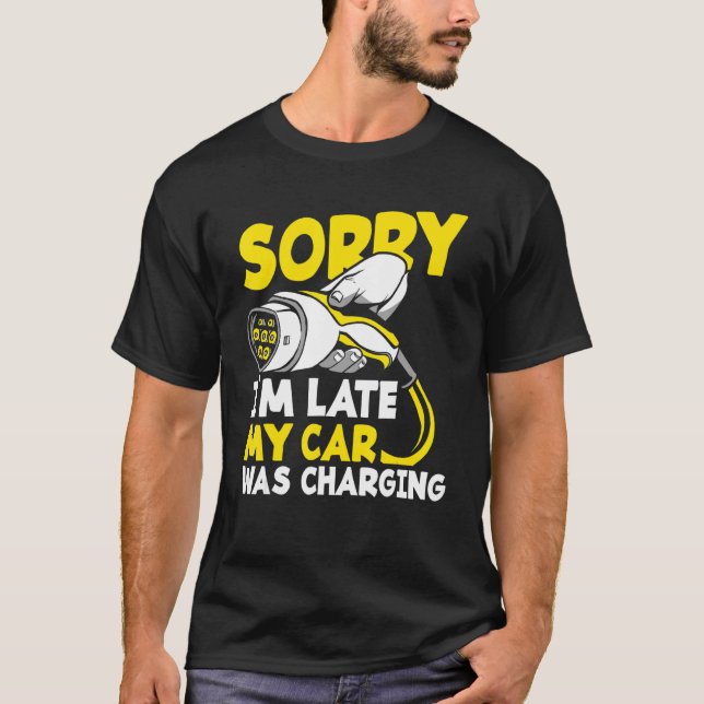 Sorry I'm Late My Car Was Charging Funny Ev Electr T Shirt (Framsida)