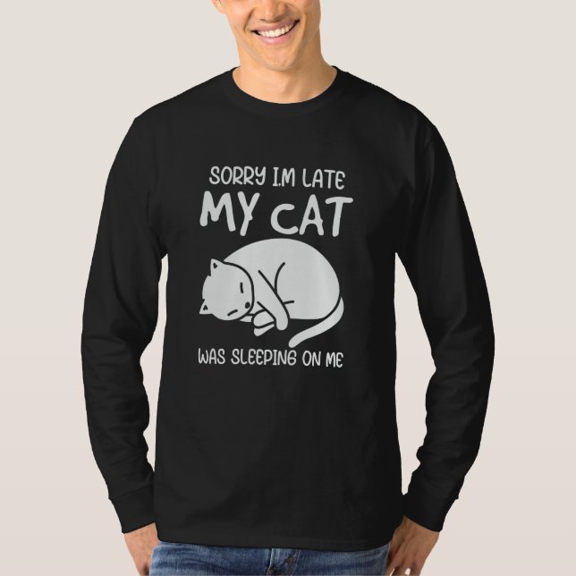 Sorry Im Late My Cat Was Sleeping On Me T Shirt (Framsida)