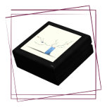 Sorterare för insamling av säsongsskräppost minnesask<br><div class="desc">Snygg organisatörsbox för din årstidssamling, med en visuell dikt skriven av mig, kallad "Scar Collector". Jag är själv en säsongsinsamlare och jag publicerade den här dikt i volym I från Diamond Dust Poems från fotoserien i Svarta havet bok. Konsten liknar en japansk Ikebana-arrangemang, men den innehåller både sigiller och texter...</div>