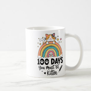 Söt 100 dagar gammal skolflicka katt 100:e dagen a kaffemugg