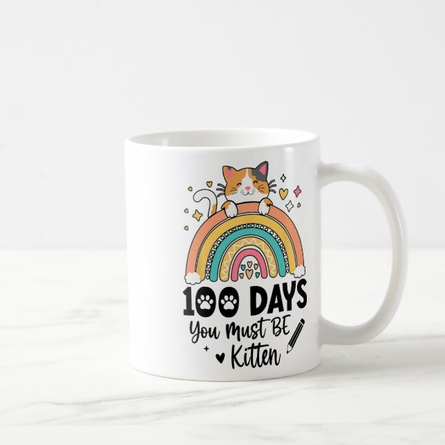 Söt 100 dagar gammal skolflicka katt 100:e dagen a kaffemugg (Höger)