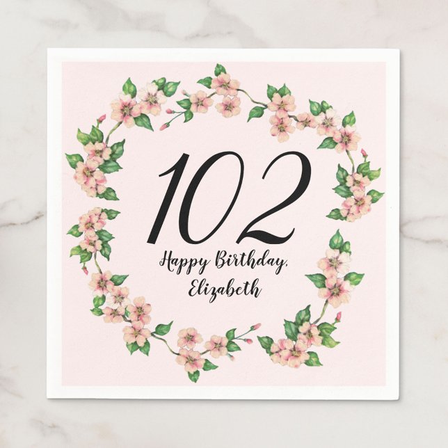 Söt 102-års födelsedags rosafärgad blommig pappersservett (Skapare uppladdad)