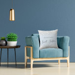 Söt 16 baby blue namn dammskript i silver glitter kudde<br><div class="desc">För en elegant 16,  16:e födelsedag. Ett trendig baby blue,  ljusblå färg. Dekorerad med faux-damm från silver glitter. Anpassa och lägg till ett namn. Sweet sixteen är skrivet med ett modernt handskript i stil.</div>