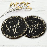 Söt 16 Black Guld Glitter Confetti Chic Birthday Underlägg Papper Rund<br><div class="desc">"Lycklig Sweet 16" Fira hennes födelsedag med den här roligten, bedövande, enkla, personlig pappra underlägg. Skripttypografi och konetti i guld täcker över en svart bakgrund. Anpassa anpassningsbarna till dotterns namn. Välj bland former från många. Sålt som uppsättning 6. Underbar för den bakåtsträvande modesta som kärlek moderna glitter och glam och...</div>