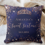 Söt 16 blått ro guld tiara namn-manus kudde<br><div class="desc">För en elegant 16,  16:e födelsedag. Snyggtens blå bakgrund färg,  det blå färg är ojämn. Dekorerad med damm från ro faux glitter,  ett tiara krona. Anpassa och lägg till ett namn och ett datum. Sweet sixteen är skrivet med ett modernt handskript i stil med dekorationer.</div>