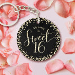 Söt 16 Chic Svart Guld Glitter-konfetti födelsedag<br><div class="desc">"Lycklig Sweet 16" Här är en roligt till hennes födelsedagspresent. Fira genom att ge den här anpassningsbarna en akryl-nyckelkedja. Skripttypografi och konetti i guld täcker över en svart bakgrund. Anpassa anpassningsbarna till dotterns namn. Välj mellan cirkel eller kvadratisk form, dubbla eller enkelsidig. Underbart för den bakåtsträvande modeonisten som kärlek är...</div>