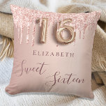 Söt 16:e sexton 16 ro guld glitter monogram kudde<br><div class="desc">En kudde för ett 16-årsrum för flickor. Ett faux ro guld-bakgrund med faux ro guld och rosa glitter droppar,  färgdroppstift. Texten: Sweet sixteen är skriven i mörk ro guld med ett stort modernt,  handskript i stil. Anpassa och lägg till ett namn.</div>