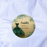 Söt 16 emerald grönt guld klänning knapp<br><div class="desc">För en elegant 16,  16:e födelsedag. En faux guld tittar bakgrund. Dekorerad med en smaragdklädsel och grönt konetti grönt. Anpassa och lägg till ett namn och ett datum.</div>