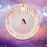 Söt 16 foto ro guld glitter julgransprydnad keramik<br><div class="desc">Ett prydnadsämne för en girig och glamorös sötad 16:e födelsedag. Ro guld,  rosa bakgrund och dekorerad med ro guld faux glitter droppar,  färgdroppstift. Anpassa och lägg till ett foto,  en ålder och ett datum. Mörk ro guld färgad text. Perfekt som party dekoration,  tjänst,  keepé eller som gåva.</div>