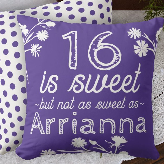 Söt 16 Lila, Vita blommor, Personlig Kudde (purple sweet 16 sixteen throw pillow personalized sixteen name message cute polka dots)