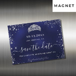 Söt 16 marinblått silver spara datum magneter<br><div class="desc">Ett giftigt och trendig Spara datummagnetkortet för en svensk 16,  16:e födelsedagsfest. En vit,  ojämn färgad bakgrund. Dekorerad med faux silver glitter damm och en tiara,  krona. Texten: Spara datumet skrivs med ett stort trendig-handskript i stil.</div>