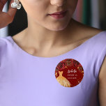 Söt 16 röda guld-glitter-klänningen namn knapp<br><div class="desc">För en svensk 16,  16:e födelsedagsfest. En röd bakgrund med faux guld glitter,  en klänning och röd ros,  blommigtar. Namn är skrivet med ett modernt handskript i stil. Anpassa och lägg till namn och datum.</div>