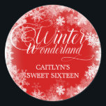 Söt 16 Winter Wonderland Snowflake Favor Runt Klistermärke<br><div class="desc">Vintervintern Söderland 16 födelsemeddelanden på eleganten har en vacker kalligrafi omgiven av en lush snöflake och snö gräns. Snöflingor går mot den djupa röda bakgrunden. Du kan faktiskt ändra bakgrunden färg till valfritt färg. Winter Wonderland kan inte ändras, men all återstående text kan redigeras. Denna punkt är en del av...</div>