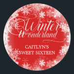 Söt 16 Winter Wonderland Snowflake Favor Runt Klistermärke<br><div class="desc">Vintervintern Söderland 16 födelsemeddelanden på eleganten har en vacker kalligrafi omgiven av en lush snöflake och snö gräns. Snöflingor går mot den djupa röda bakgrunden. Du kan faktiskt ändra bakgrunden färg till valfritt färg. Winter Wonderland kan inte ändras, men all återstående text kan redigeras. Denna punkt är en del av...</div>