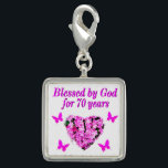 SÖT 70TH ROSA BLOMMIGT BIRTHDAY DESIGN CHARM<br><div class="desc">Denna vackra och charmerande 70-åring kommer att fira att kärlek fyller 70 år med denna vackra blommigt för rosa i personlig 70-årsdag på Tees and Apparel. Denna 70-åring har välsignats av Gud i 70 år och firar Guds kärlek. Njut av din 70-åriga andlig och kristna med en unik och en...</div>