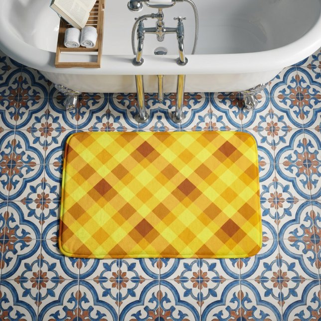 Söt äggula karoad liten badrumsmatt badrumsmatta (Top down view of Cute Egg Yolk Yellow Plaid Small Bath Mat on tile floor in a bathroom.)