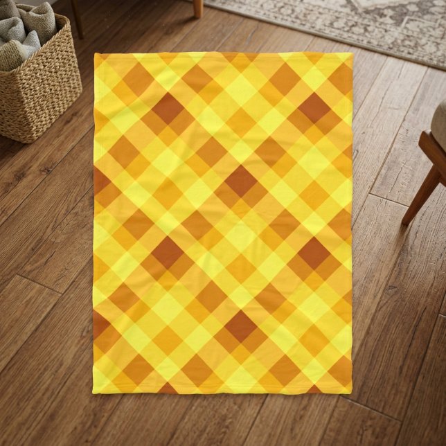Söt äggula karoad liten fleecefilt (Cute Egg Yolk Yellow Plaid Small Fleece Blanket on a floor in a home.)