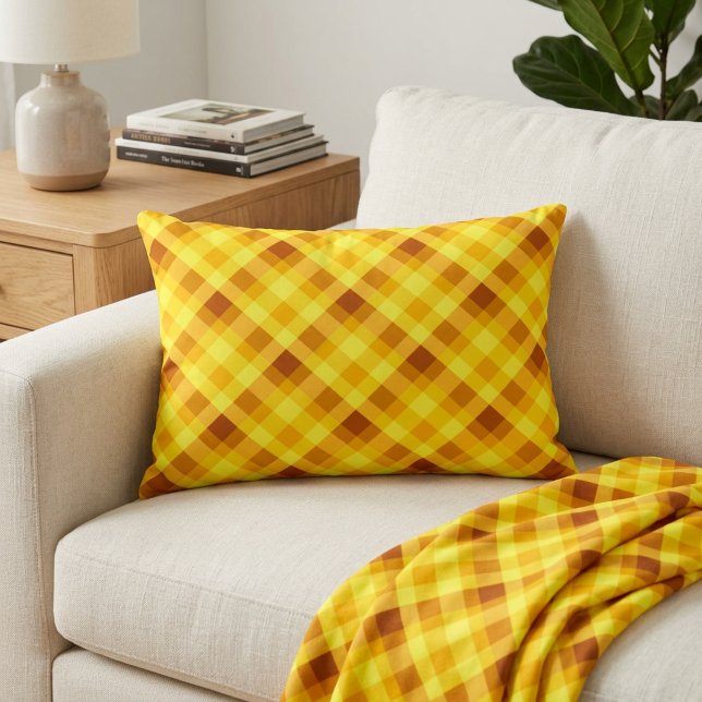 Söt äggula karotröja accentkudde prydnadskudde (Cute Egg Yolk Yellow Plaid Accent Pillow on a sofa in a living room.)