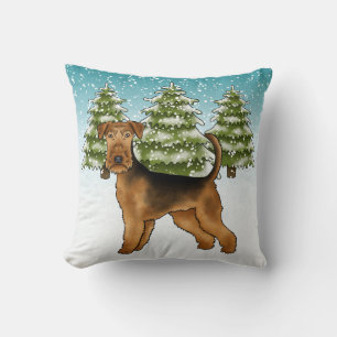 Söt Airedale Terrier-hund i snöig vinterskog Kudde
