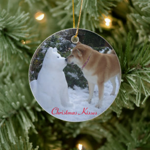 söt akita hund kissing snögubbe akita christmas julgransprydnad keramik