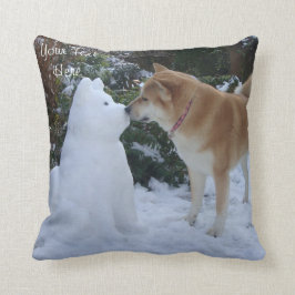 söt akita hund kyssande snöhund kudde
