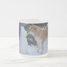 Söt akita kissing snögubbe akita-foto