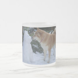 Söt akita kissing snögubbe akita-foto frostad glasmugg