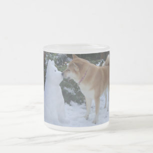Söt akita kissing snögubbe akita-foto frostad glasmugg