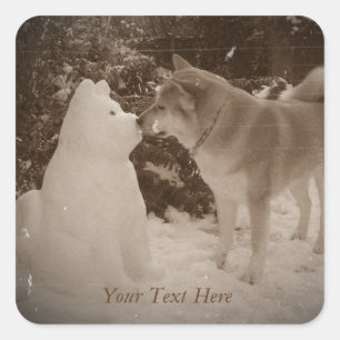 Söt akita kyssar snögubbe snö hund vid julmas fyrkantigt klistermärke